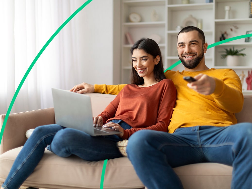 Pareja utilizando internet en casa con Fibra SMART 1Gb